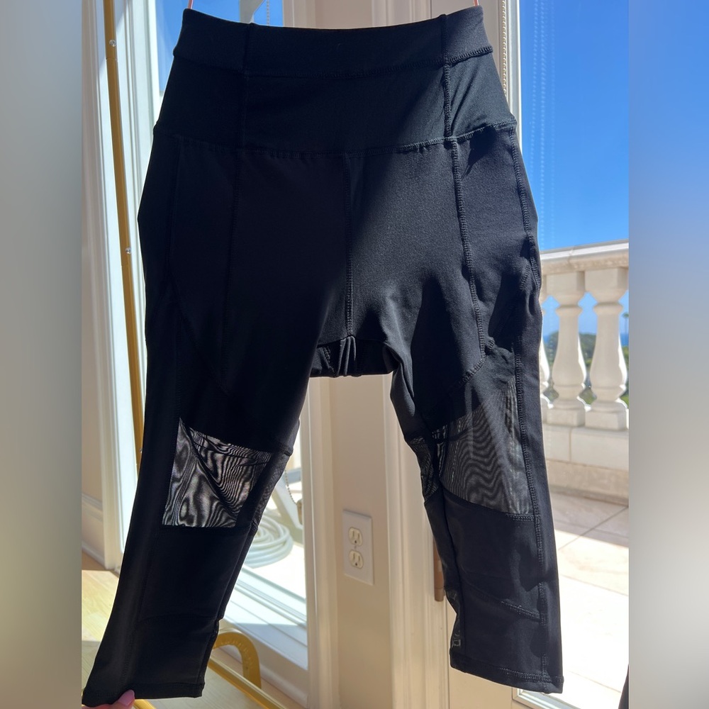 Capri leggings with mesh design and back zippered pocket